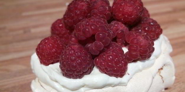 пирожное павлова со свежими ягодами