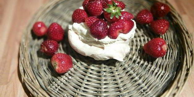 пирожное павлова со свежими ягодами