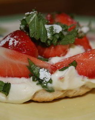 Пирожные с клубникой, маскарпоне и мятой