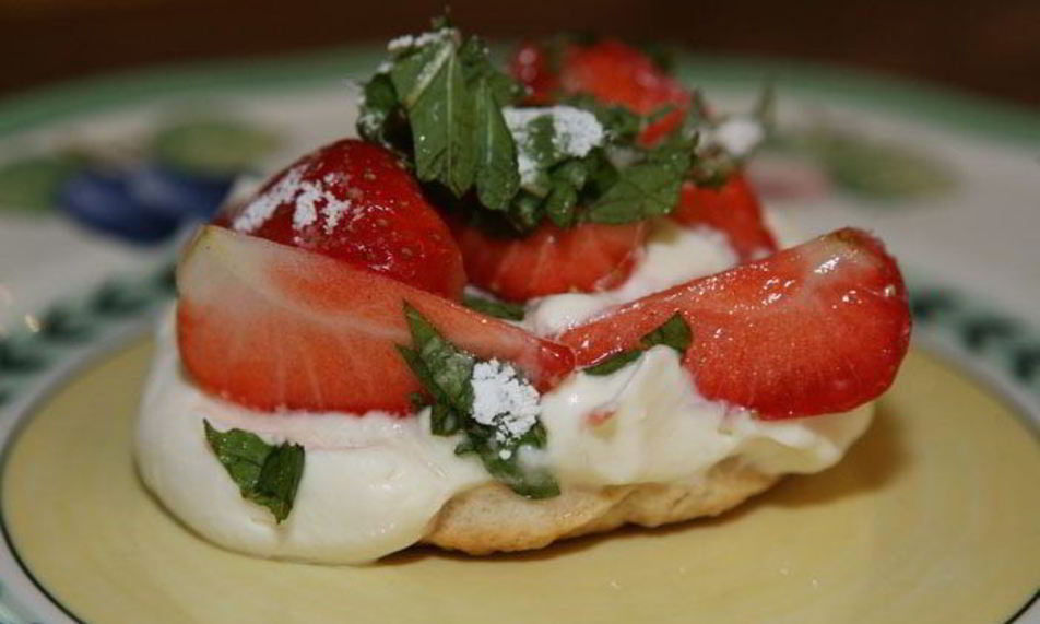 Рецепт пирожные с клубникой, маскарпоне и мятой