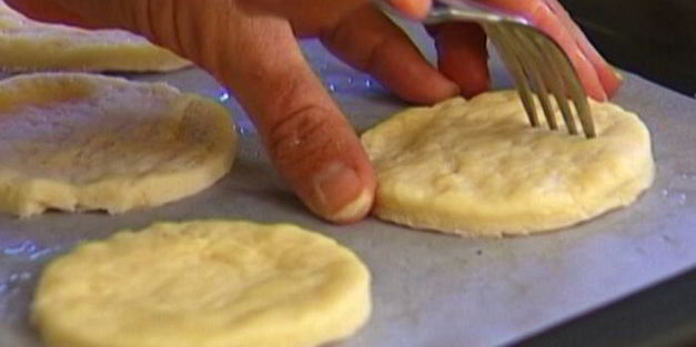 пирожные с клубникой, маскарпоне и мятой