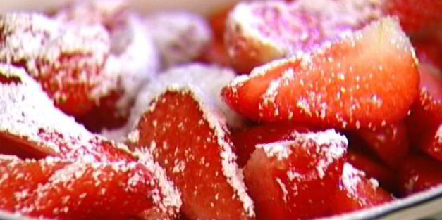 пирожные с клубникой, маскарпоне и мятой