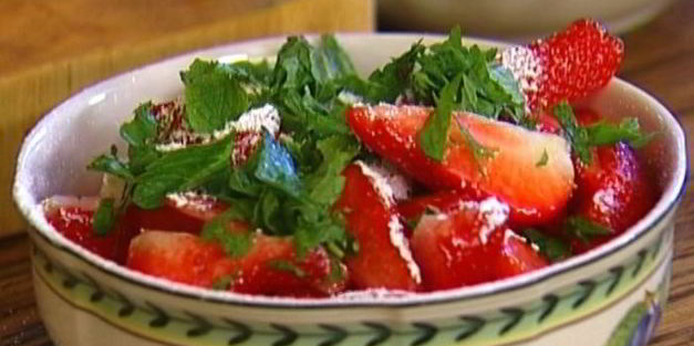 пирожные с клубникой, маскарпоне и мятой