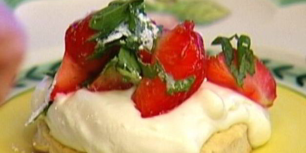 пирожные с клубникой, маскарпоне и мятой