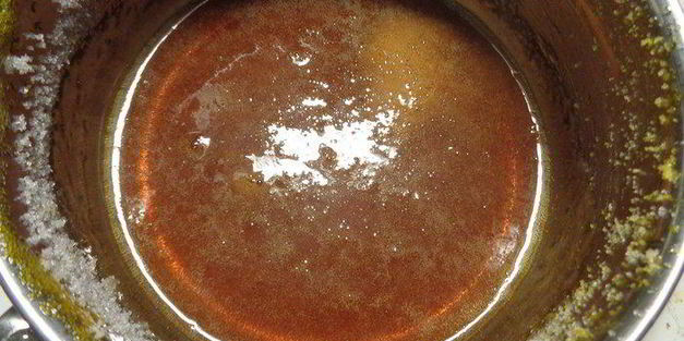 пирожные с кремовой ванильной начинкой и карамелью