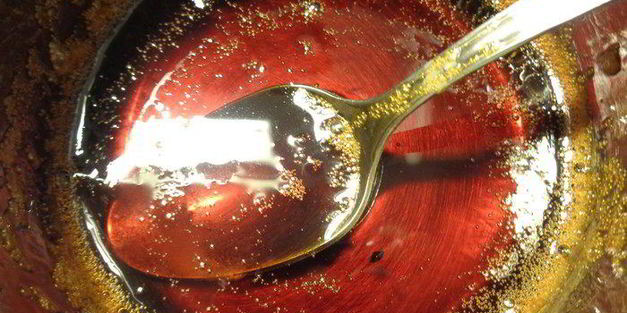 пирожные с кремовой ванильной начинкой и карамелью