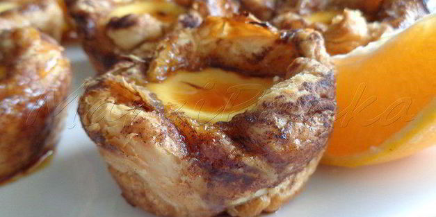 пирожные с кремовой ванильной начинкой и карамелью