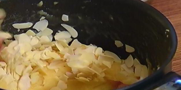 пирожные шу с миндальными хлопьями