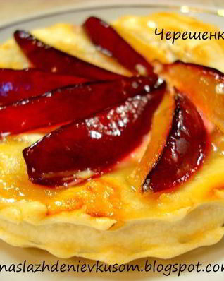 Пирожные со сливой, манго и козьим сыром