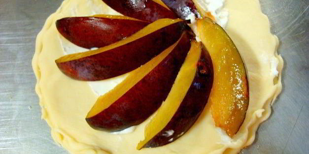 пирожные со сливой, манго и козьим сыром