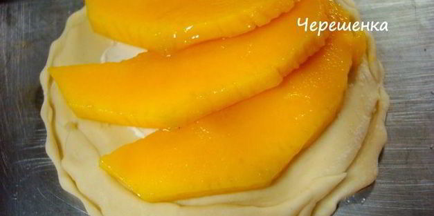 пирожные со сливой, манго и козьим сыром