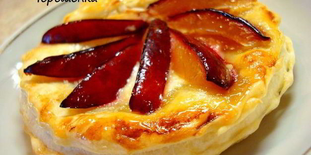 пирожные со сливой, манго и козьим сыром