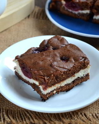 Шоколадный брауни с вишней