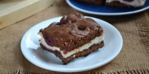 шоколадный брауни с вишней