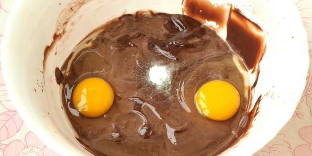 шоколадные пирожные с заливкой