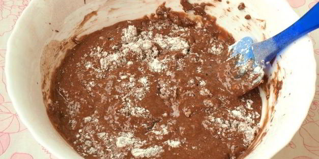 шоколадные пирожные с заливкой