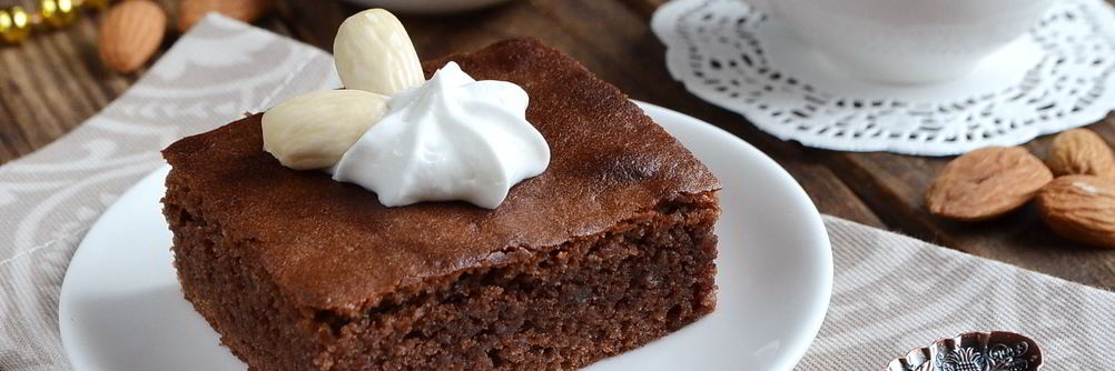 Шоколадные пирожные со вкусом миндаля