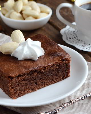 Шоколадные пирожные со вкусом миндаля