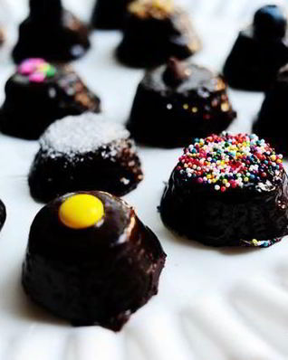 Шоколадные пирожные в сливочной глазури