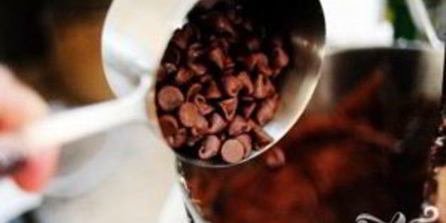 шоколадные пирожные в сливочной глазури