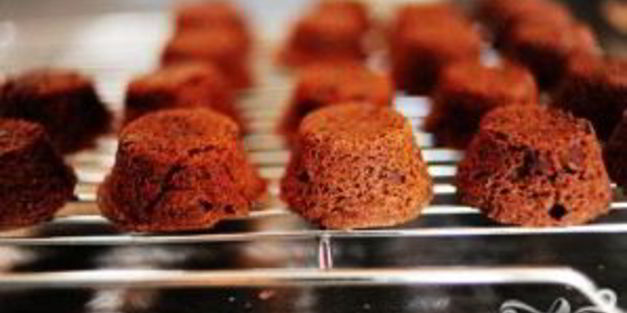 шоколадные пирожные в сливочной глазури