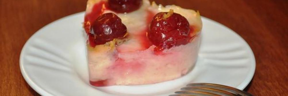 Творожное пирожное с ягодами