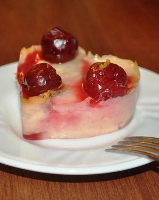 Творожное пирожное с ягодами