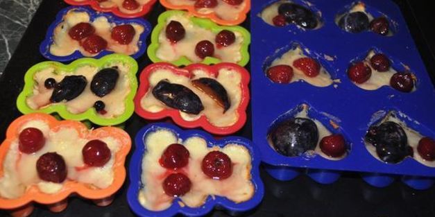 творожное пирожное с ягодами