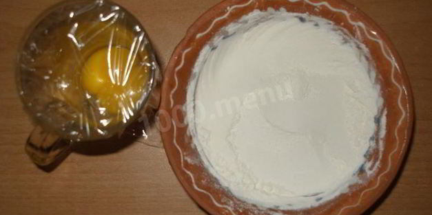 вкусные белые пирожные бисквитные