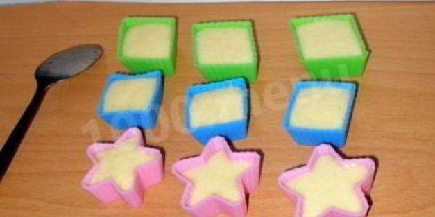 вкусные белые пирожные бисквитные