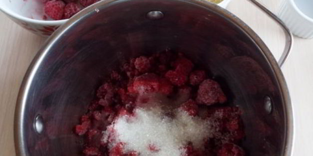 зефирное пирожное с малиновым конфи