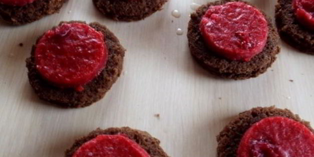 зефирное пирожное с малиновым конфи