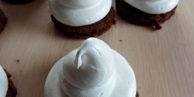 зефирное пирожное с малиновым конфи