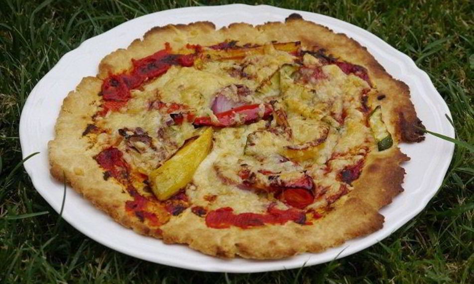Рецепт быстрая пицца с перцем, цукини и красным луком