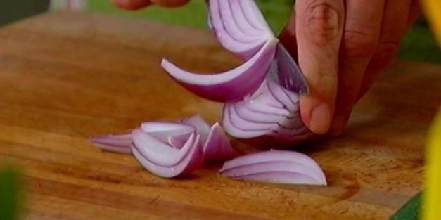 быстрая пицца с перцем, цукини и красным луком