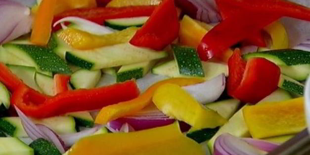 быстрая пицца с перцем, цукини и красным луком