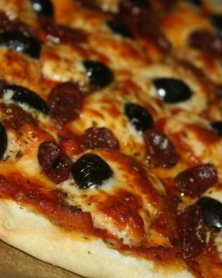 Быстропицца с охотничьими колбасками и сулугуни