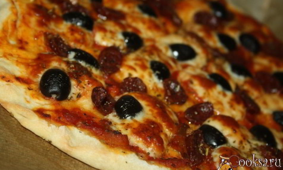 Рецепт быстропиццы с охотничьимей колбасками и сулугуней