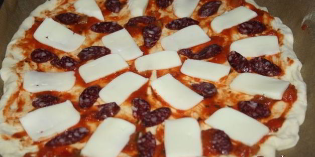 быстропицца с охотничьими колбасками и сулугуни