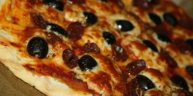 быстропицца с охотничьими колбасками и сулугуни