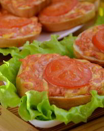 Пицца с колбасой