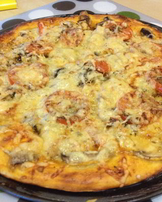 Домашняя пицца с курицей и грибами