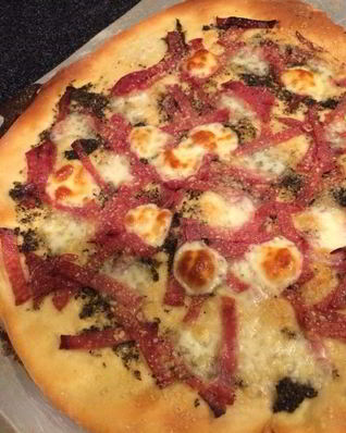 Итальянская пицца с орегано, салями и моцареллой