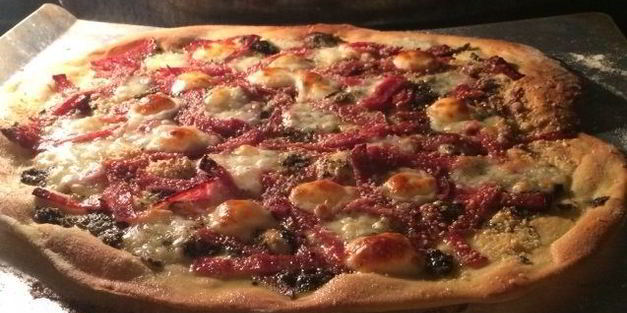 итальянская пицца с орегано, салями и моцареллой