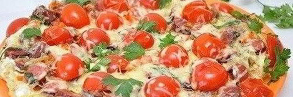 Картофельная пицца с колбасками