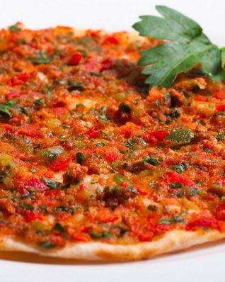 Лахмаджун с говяжьим фаршем и овощами