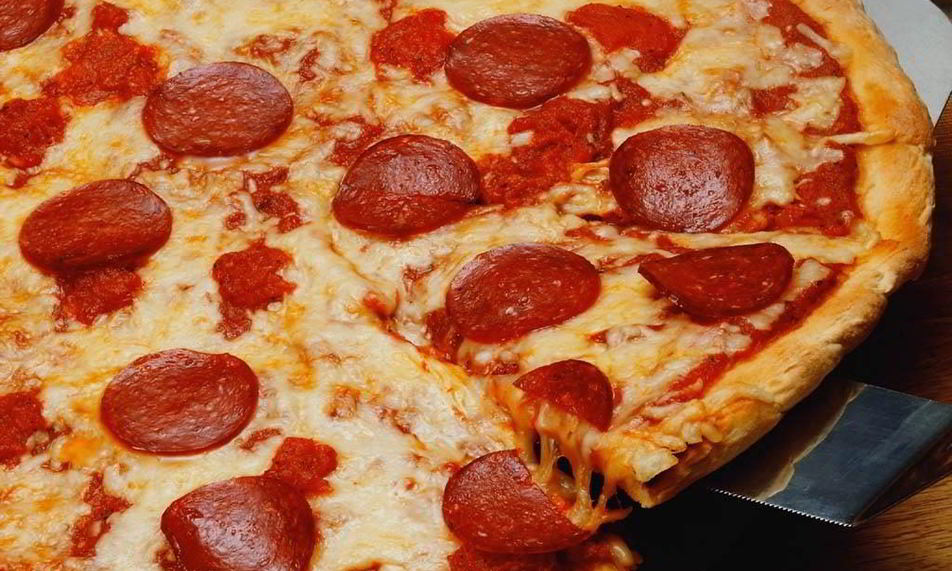 Рецепт обычная пицца с колбасой