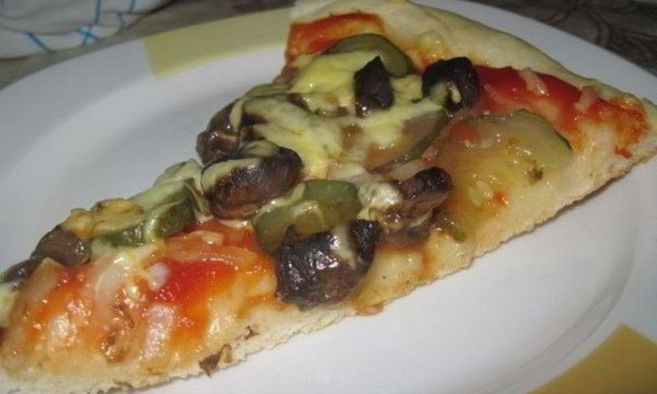 Рецепт пикантная пицца с шампиньонами и маринованными огурцами