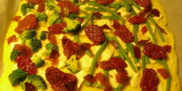 пицца из поленты с брокколи, вялеными томатами и моцареллой