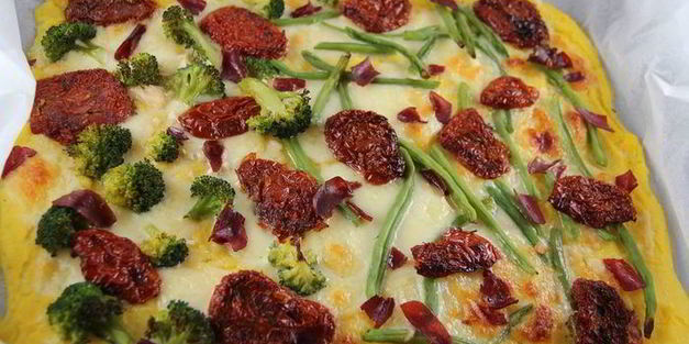 пицца из поленты с брокколи, вялеными томатами и моцареллой